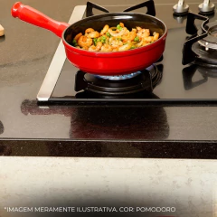 frigieira de cerâmica em cima de uma fogão à gás cozinhando uma refeição