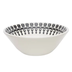 Tigela de cerâmica branca com detalhes em preto, ideal para servir diversos alimentos.