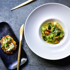 refeição servida em um prato e uma travessa