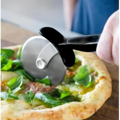 Cortador De Pizza Profissional Lâmina Em Inox Preto Kitchenaid - comprar online