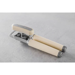 Abridor de latas e garrafas inox creme KitchenAid com cabo em creme e detalhes prateados.