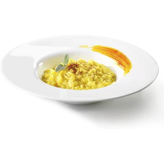 risoto servido em um prato branco chapéu