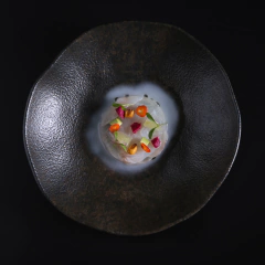 prato de sobremesa de cerâmica Onyx servindo uma refeição