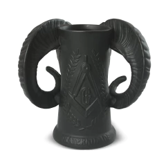 Caneco de cerâmica na cor grafite com formato de bode, ideal para café ou chá, com detalhes em relevo da maçonaria.