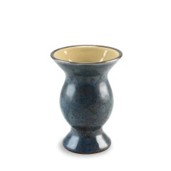 Cuia de cerâmica lisa na cor azul orgânico, ideal para chimarrão, com interior claro.