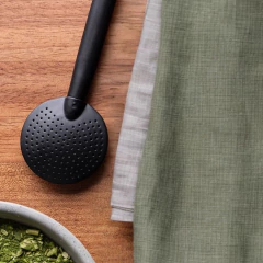 Bomba inox preta abaulada de 23cm, ideal para chimarrão, sobre uma superfície de madeira com erva-mate.