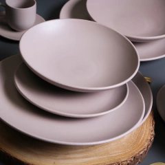 pratos mahogany em cima de uma mesa