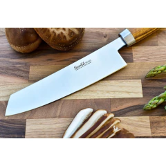 uma faca alemã, da marca nesmuk, com lâmina de aço inox com nióbio sobre de uma tábua com cogulemos.