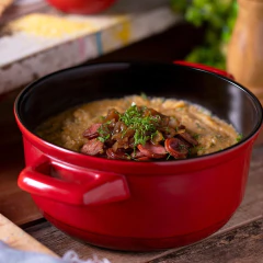 caçarola de cerâmica servido uma refeição