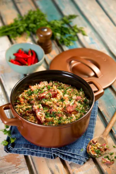 caçarola de cerâmica cobre em cima de uma mesa servindo uma refeição