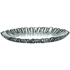 Prato de bolo de vidro transparente com borda ondulada, ideal para servir doces e bolos.