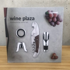 um Kit De Acessórios para vinho com abridor, corta gotas, anel antigotejamento e uma tampa para garrafa, sobre uma mesa
