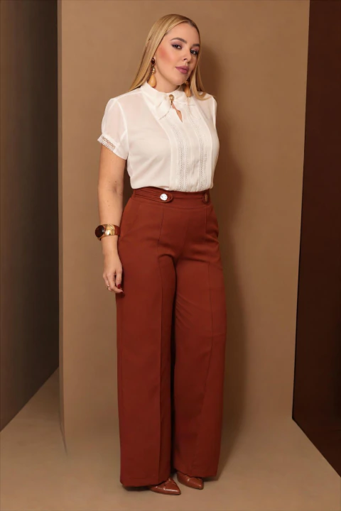 BLUSA EM CREPE COM GUIPIR FRONTAL E LAÇO COM APLICAÇÃO METÁLICA
