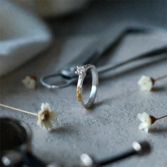 Solitário "Feito Nós" com Ouro 24k e Zirconia