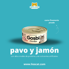 Lata de alimento húmedo para gatos Gosbi con sabor a pavo y jamón, destacando su carne finamente picada.