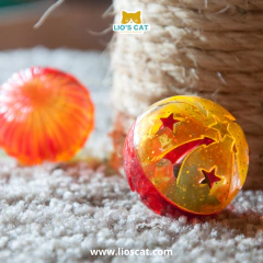 Pelotas para gatos con texturas coloridas, ideales para el juego y el entretenimiento felino.