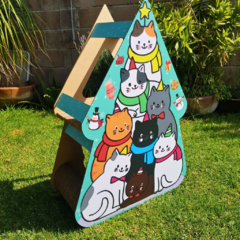 Rascador en forma de árbol de Navidad para gatos, decorado con ilustraciones de gatos festivos.