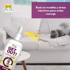 Repelente natural para gatos Fancy Pets Get Out, aplicado en muebles y áreas interiores para evitar marcaje. Botella de repelente natural para gatos en un sofá, con un gato gris sentado al lado.