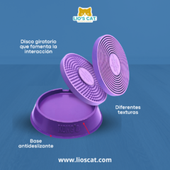 Juguete interactivo KONG Spinz Licks para perros. Prolonga el tiempo de golosinas, reduce la ansiedad y promueve el entretenimiento mental. Material seguro y fácil de limpiar. Detalle del KONG Spinz Licks con su mecanismo giratorio.