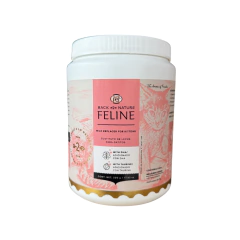 Envase de Sustituto de Leche Back 2 Nature Feline para gatitos, con diseño en tonos rosa y blanco. Ideal para gatos en convalecencia, hembras gestantes y gatitos recién nacidos. Disponible en Lio's cat.