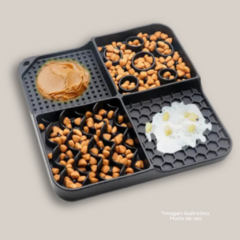 Mat para snacks para gatos con compartimentos llenos de premios, incluyendo mantequilla de maní y croquetas. Alfombra Lickmat para perros y gatos. Ideal para reducir ansiedad, mejorar digestión y entretener con alimentos húmedos. Antideslizante y fácil de