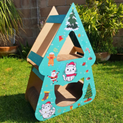 Rascador en forma de árbol de Navidad para gatos, decorado con imágenes festivas y colores vibrantes.