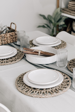 SET X 2 PLATOS PLAYOS TOZEUR NEO BLANCO DOTS BORDE NATURAL 26 CM - comprar online