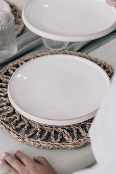 SET X 2 PLATOS PLAYOS TOZEUR NEO BLANCO DOTS BORDE NATURAL 26 CM