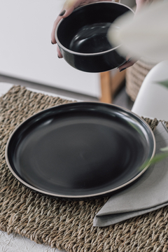 PLATO CHENINI NEGROS CON BORDE NATURAL PLAYO X 2 UNIDADES