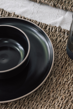 PLATO CHENINI NEGROS CON BORDE NATURAL PLAYO X 2 UNIDADES - comprar online