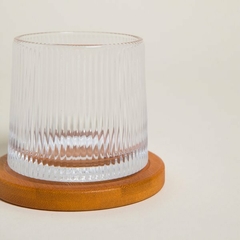 SET DE 2 VASOS DE WHISKY CON BASE DE MADERA.