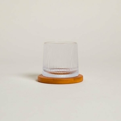 SET DE 2 VASOS DE WHISKY CON BASE DE MADERA. en internet