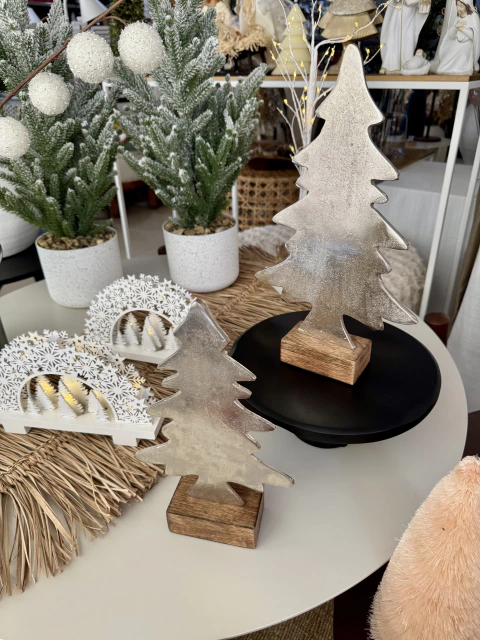 Árbol de aluminio y base de madera