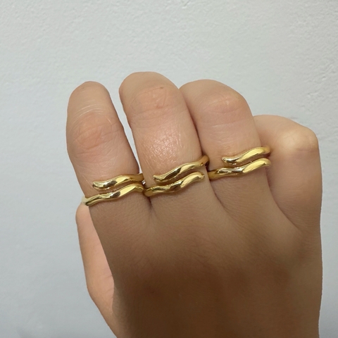 Anel ondas ajustável banhado a ouro 18k