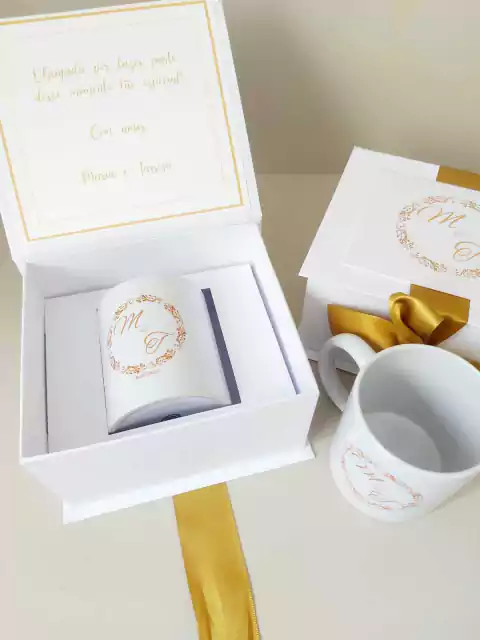 Caixa em cartonagem branca com caneca personalizada.