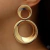 brinco chapa dois aros listrados folheados a ouro 18k