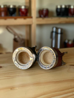 Imagen de Imperial cuero labrado con botitas y aplique de bronce