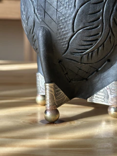 Imperial cuero labrado con botitas y aplique de bronce - tienda online