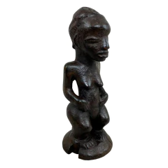 Escultura africana tradicional em madeira representando mulher