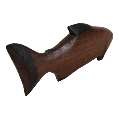 Escultura indígena em madeira representando um peixe, arte do povo Mehinaku