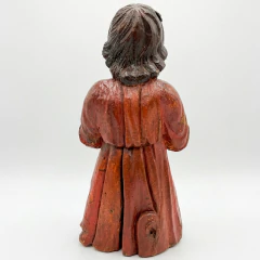 Par de esculturas em madeira representando anjos em posição de oração, vestindo túnicas vermelhas com detalhes dourados, Arte Sacra do Brasil do século XVIII