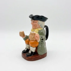 Caneca vintage de porcelana Royal Doulton representando um homem com traje antigo segurando canecas