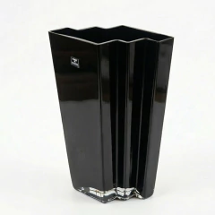 Vaso Europa em vidro artístico preto com design vintage e formato ondulado