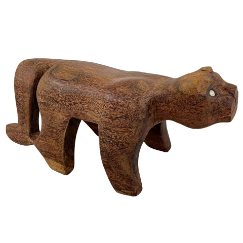 Escultura indígena em madeira representando um onça, feita pelo povo Kamayurá