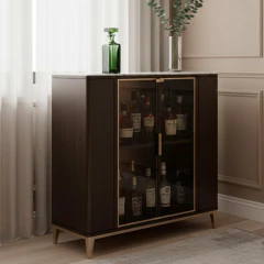 Licoreira de cristal vintage Europa na cor verde escuro com design quadrado e tampa