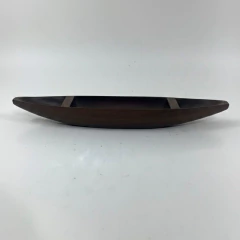 Miniatura de barco indígena artesanal do Alto Xingu esculpido em madeira com remo