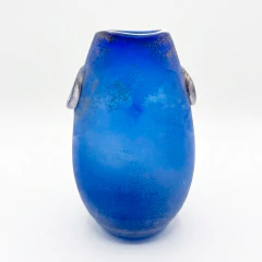 Par de vasos em vidro artístico azul com acabamento fosco, formatos ovalados e detalhes laterais