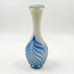 Vaso vintage de vidro artístico com padrão azul em fundo branco, formato alongado e medidas 32,2 x 12,3 x 7,6 cm