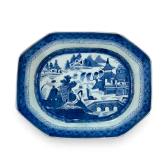 Travessa de porcelana chinesa do século XVIII com pintura azul e branca representando paisagem tradicional