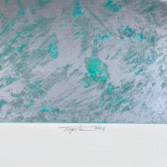 Detalhe da serigrafia assinada por Yutaka Toyota em 2006, com textura abstrata em tons de cinza e verde
